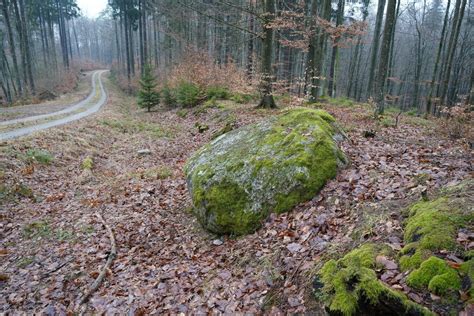  Słup z Znakami? Abstrakcyjna Symfonia w Kamieniu czy Tajemnicze Wiadomości z Przeszłości?